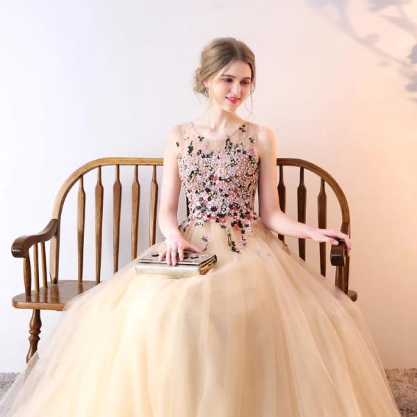 Élégant Champagne Robe De Soirée 2019 Princesse Encolure Dégagée Cristal Perle En Dentelle Fleur Sans Manches Train De Balayage Robe De Ceremonie