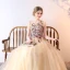 Élégant Champagne Robe De Soirée 2019 Princesse Encolure Dégagée Cristal Perle En Dentelle Fleur Sans Manches Train De Balayage Robe De Ceremonie