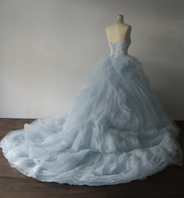 Elegante Himmelblau Ballkleider 2018 Ballkleid Mit Spitze Applikationen Bandeau Rückenfreies Fallende Rüsche Ärmellos Kapelle-Schleppe Festliche Kleider