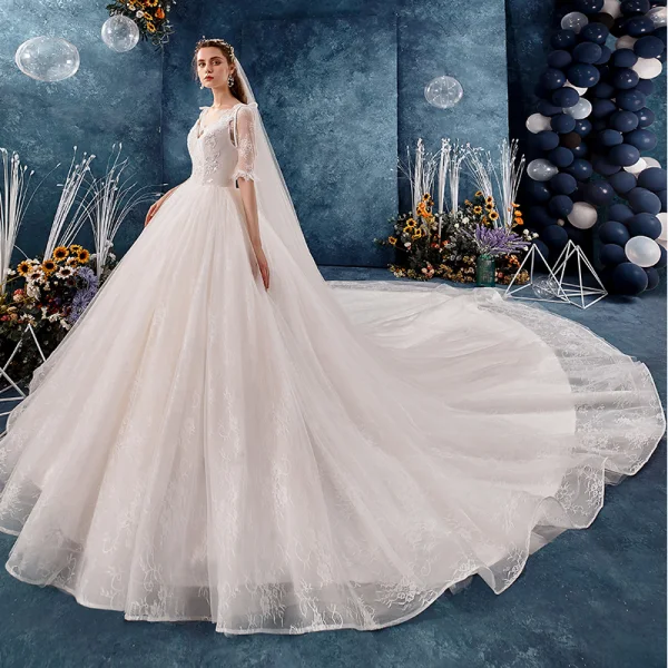 Charmant Ivoire Robe De Mariée 2019 Robe Boule V-Cou Noeud En Dentelle Fleur 1/2 Manches Dos Nu Royal Train