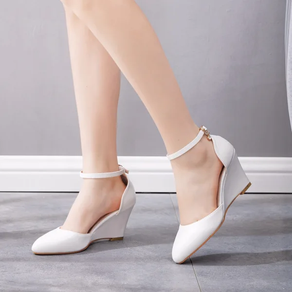 Élégant Blanche Chaussure De Mariée 2021 Bride Cheville 7 cm Compensées À Bout Pointu Mariage Talons Hauts