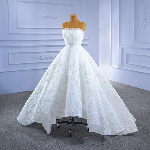Haut de Gamme Blanche Robe De Mariée 2021 Robe Boule Perlage Volants Bustier Sans Manches Dos Nu Ceinture Train De Balayage Mariage