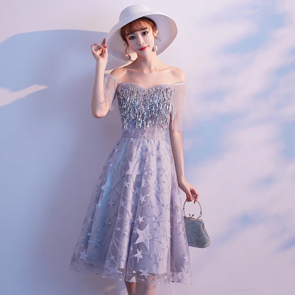 Charmant Silber Partykleider 2019 A Linie Off Shoulder Star Spitze Pailletten T-Riemen Kurze Ärmel Rückenfreies Knielang Festliche Kleider