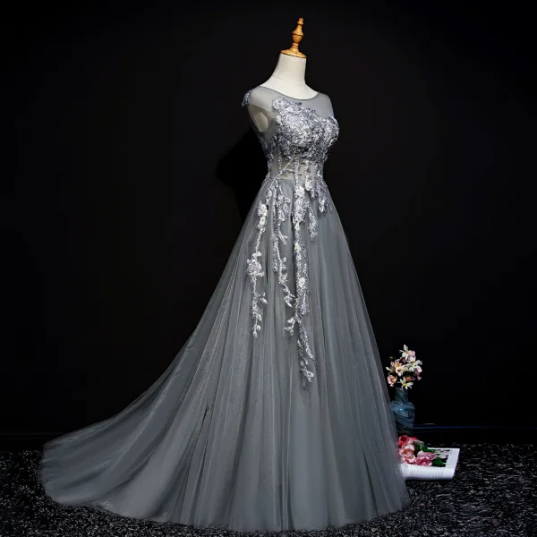 Chic Gris Robe De Soirée 2019 Princesse Encolure Dégagée Perlage Perle Paillettes En Dentelle Fleur Sans Manches Train De Balayage Robe De Ceremonie