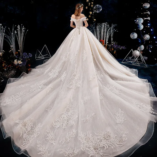 Edles Champagner Brautkleider / Hochzeitskleider 2019 A Linie Off Shoulder Perlenstickerei Perle Pailletten Spitze Blumen Ärmellos Rückenfreies Königliche Schleppe