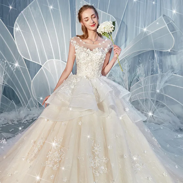 Étourdissant Champagne Robe De Mariée 2019 Princesse Encolure Dégagée Faux Diamant En Dentelle Fleur Appliques Sans Manches Dos Nu Volants en Cascade Royal Train