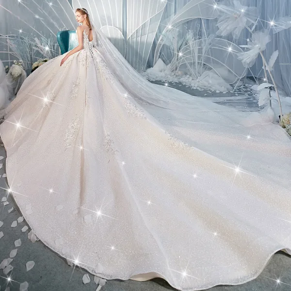 Fantastisk Champagne Bröllopsklänningar 2019 Balklänning Urringning Beading Paljetter Spets Blomma Ärmlös Halterneck Royal Train