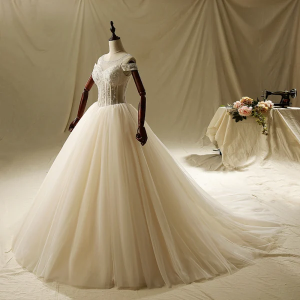 Élégant Ivoire Robe De Mariée 2019 Princesse Encolure Dégagée Perlage En Dentelle Fleur Manches Courtes Dos Nu Cathedral Train