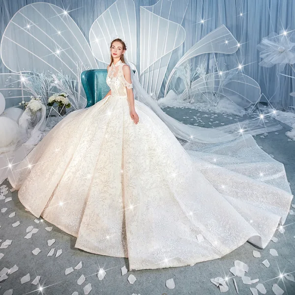 Charmant Weiß Brautkleider / Hochzeitskleider 2019 Ballkleid Stehkragen Perlenstickerei Pailletten Spitze Blumen Ärmellos Rückenfreies Königliche Schleppe
