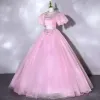 Élégant Rose Bonbon Robe De Bal 2021 Encolure Dégagée Perle Faux Diamant En Dentelle Fleur Manches Courtes Dos Nu Longue Robe De Ceremonie