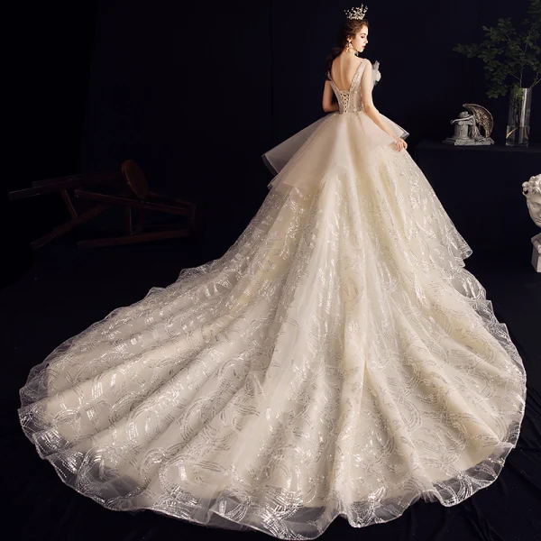 Charming Champagne Wedding Dresses 2020 Ball Gown Ruffle V-Neck Beading Pearl Lace Appliques Sequins Sleeveless Backless Royal Train