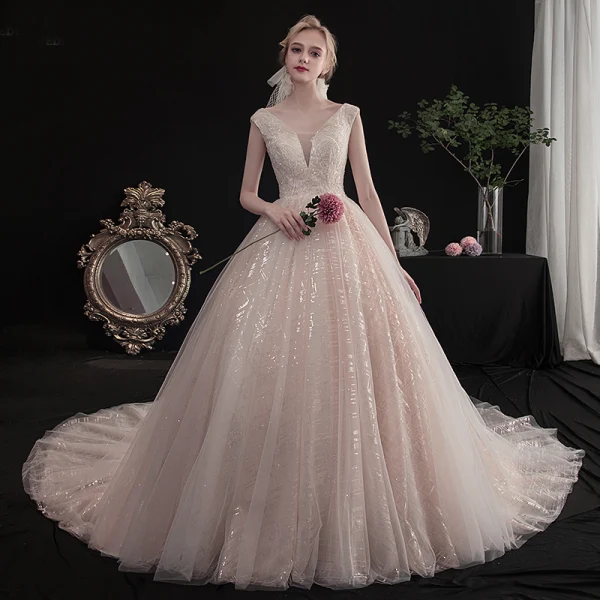 Charmant Champagner Brautkleider / Hochzeitskleider 2019 A Linie V-Ausschnitt Perlenstickerei Pailletten Spitze Blumen Ärmellos Rückenfreies Kapelle-Schleppe