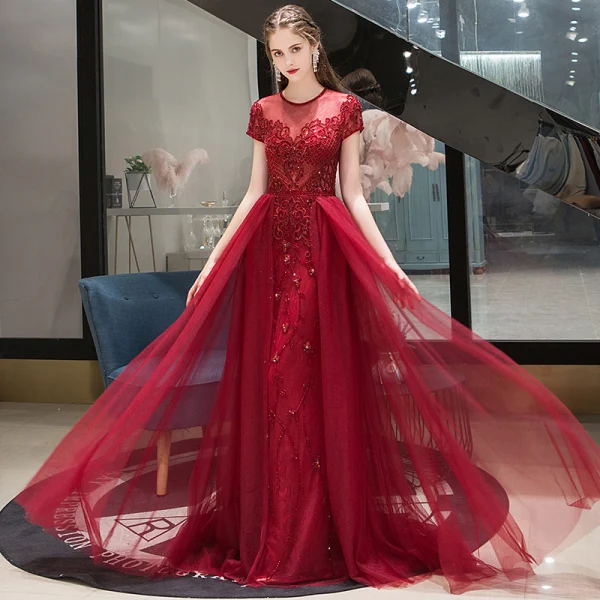 Haut de Gamme Bordeaux Robe De Soirée 2020 Princesse Encolure Dégagée Perlage Cristal Manches Courtes Train De Balayage Robe De Ceremonie
