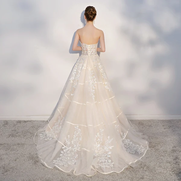 Elegant Champagne Brudekjoler 2018 Prinsesse Blonder Appliques Kjæreste Ryggløse Uten Ermer Domstol Tog Bryllup