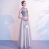 Élégant Gris Robe De Soirée 2020 Princesse Col Haut Perle Faux Diamant En Dentelle Fleur Sans Manches Longue Robe De Ceremonie