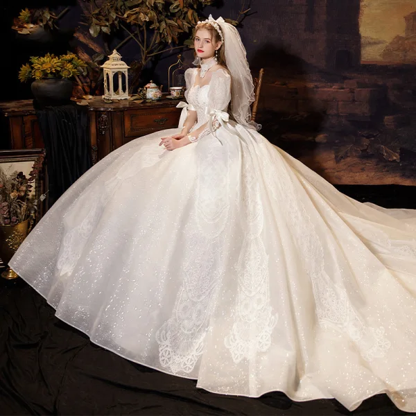 Vintage / Originale Médiévale Ivoire Robe De Mariée 2021 Robe Boule Encolure Dégagée Perlage Perle Paillettes En Dentelle Fleur 3/4 Manches Noeud Dos Nu Royal Train Mariage