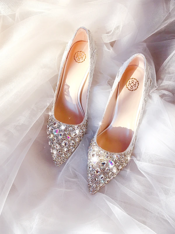 Charmant Silber Handgefertigt Brautschuhe 2020 Leder Spitze Strass Pailletten 7 cm Stilettos Spitzschuh Hochzeit Pumps