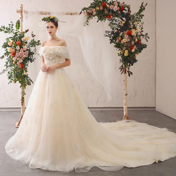 Élégant Champagne Robe De Mariée 2020 Princesse De l'épaule Noeud En Dentelle Fleur Appliques Manches Courtes Dos Nu Cathedral Train