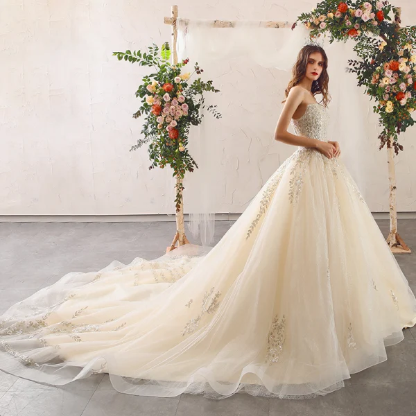 Charmant Champagne Robe De Mariée 2020 Princesse Bustier Perlage Paillettes En Dentelle Fleur Dos Nu Volants Manches Longues Cathedral Train