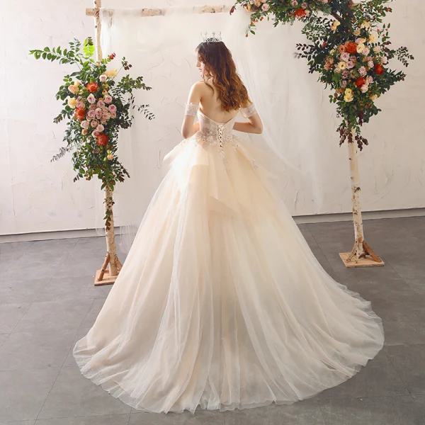 Charmant Champagner Brautkleider / Hochzeitskleider 2020 Ballkleid Bandeau Perlenstickerei Pailletten Applikationen Ärmellos Rückenfreies Sweep / Pinsel Zug