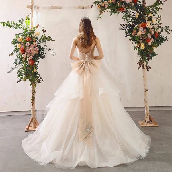 Charmant Champagne Robe De Mariée 2020 Princesse Bretelles Spaghetti Perlage Paillettes En Dentelle Fleur Sans Manches Dos Nu Noeud Volants en Cascade Tribunal Train