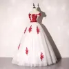 Elegantes Marfil Vestidos de gala 2020 Ball Gown Fuera Del Hombro Rojo Apliques Con Encaje Flor Bowknot Rhinestone Sin Mangas Sin Espalda Largos Vestidos Formales
