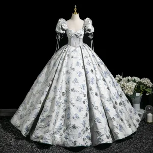 Élégant Blanche Impression Perlage Robe De Bal 2025 Robe Boule Encolure Carrée Gonflée Manches Courtes Dos Nu Noeud Longue Robe De Ceremonie