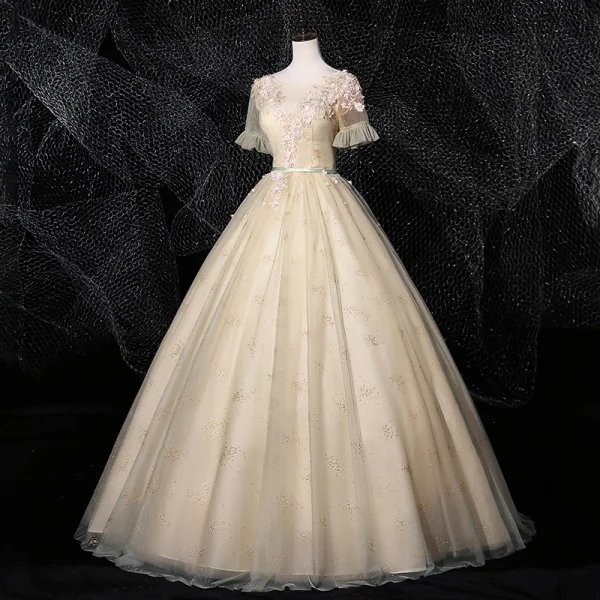 Élégant Conte de fée Champagne Robe De Bal 2020 Robe Boule Encolure Dégagée Faux Diamant En Dentelle Fleur Appliques Manches Courtes Dos Nu Longue Robe De Ceremonie