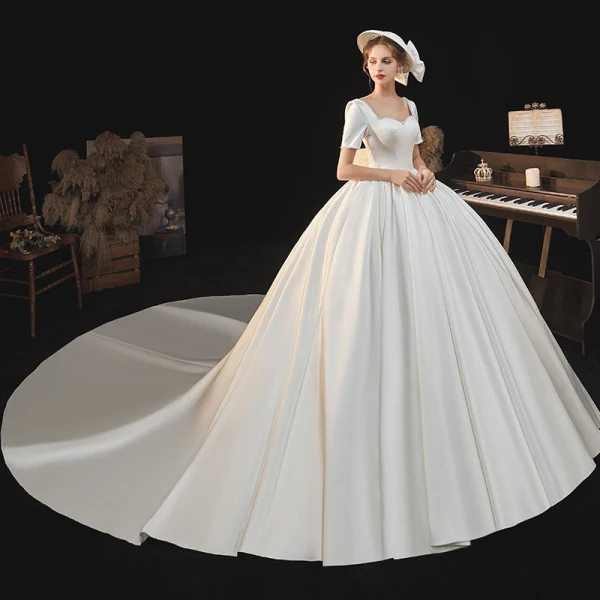 Haut de Gamme Élégant Ivoire Satin Robe De Mariée 2021 Robe Boule Perle Encolure Carrée Manches Courtes Dos Nu Noeud Royal Train Mariage