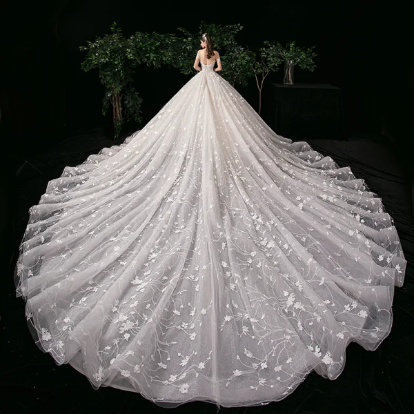Haut de Gamme Ivoire Robe De Mariée 2020 Robe Boule Encolure Dégagée Perlage Faux Diamant En Dentelle Fleur Manches Longues Dos Nu Royal Train