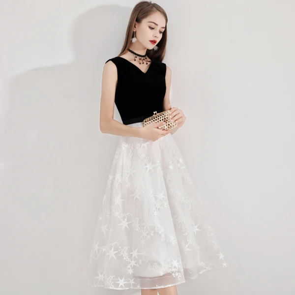 Modest / Simple Homecoming Little Black Dress 2020 A-Line / Princess V-Neck Star Lace Bow Sleeveless Backless Tea-length Graduation Dresses