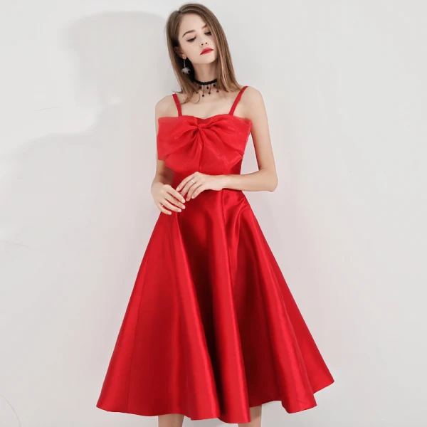 Simple Noire de retour Robe De Graduation 2020 Princesse Bretelles Spaghetti Noeud Sans Manches Dos Nu Thé Longueur Robe De Ceremonie
