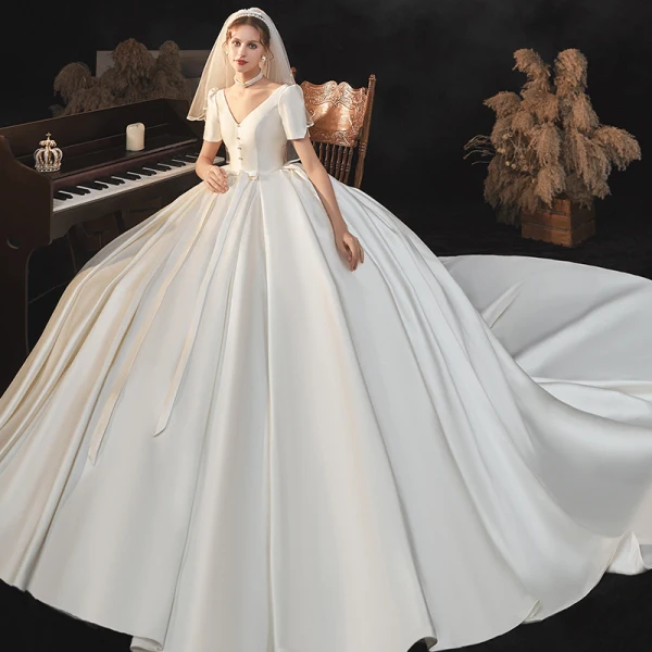 Elegant Enkel Satin Elfenben Sløyfe Brudekjoler 2021 Ballkjole V-Hals Korte Ermer Ryggløse Royal Train Bryllup