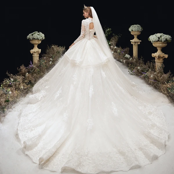 Élégant Ivoire Robe De Mariée 2020 Robe Boule Col v profond Perlage Paillettes Perle Faux Diamant En Dentelle Fleur 3/4 Manches Dos Nu Cathedral Train