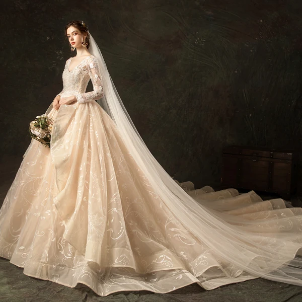 Haut de Gamme Mode Champagne Robe De Mariée 2020 Robe Boule V-Cou En Dentelle Fleur Manches Longues Dos Nu Volants en Cascade Royal Train