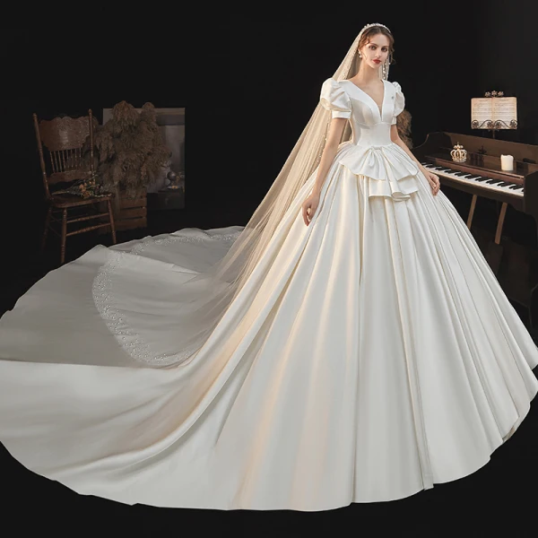Vintage Audrey Hepburn-Stil Mittelalterlich Ivory / Creme Satin Brautkleider / Hochzeitskleider 2021 Ballkleid Tiefer V-Ausschnitt Geschwollenes Kurze Ärmel Rückenfreies Königliche Schleppe Hochzeit