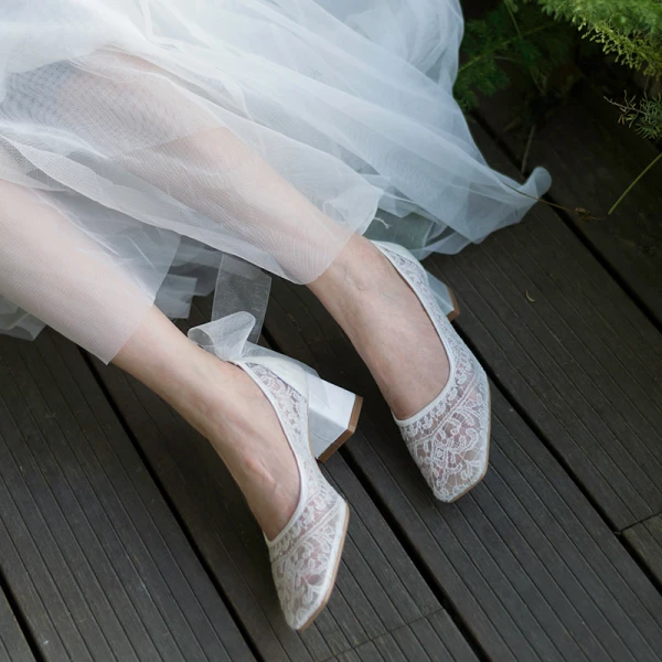 High End Weiß Spitze Blumen Brautschuhe 2021 Leder 5 cm Thick Heels Schleife Quadratische Zehe Hochzeit Pumps Hochhackige