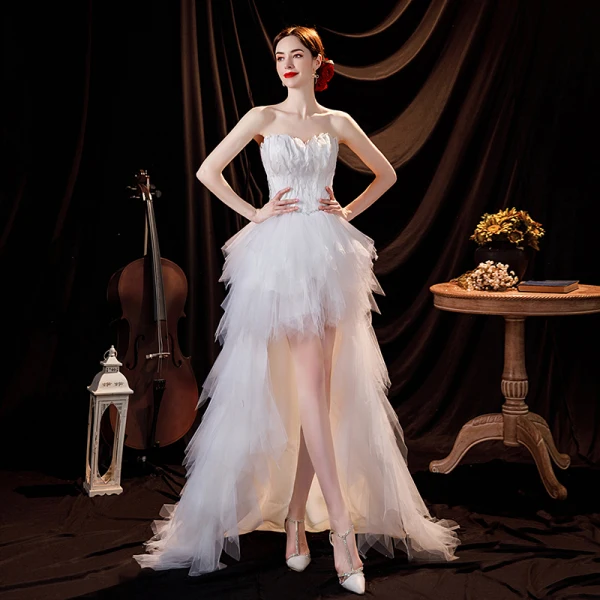 Sexy Weiß Feder Asymmetrisch Brautkleid Kurz 2021 A Linie Bandeau Strass Stoffgürtel Ärmellos Rückenfreies Brautkleider / Hochzeitskleider