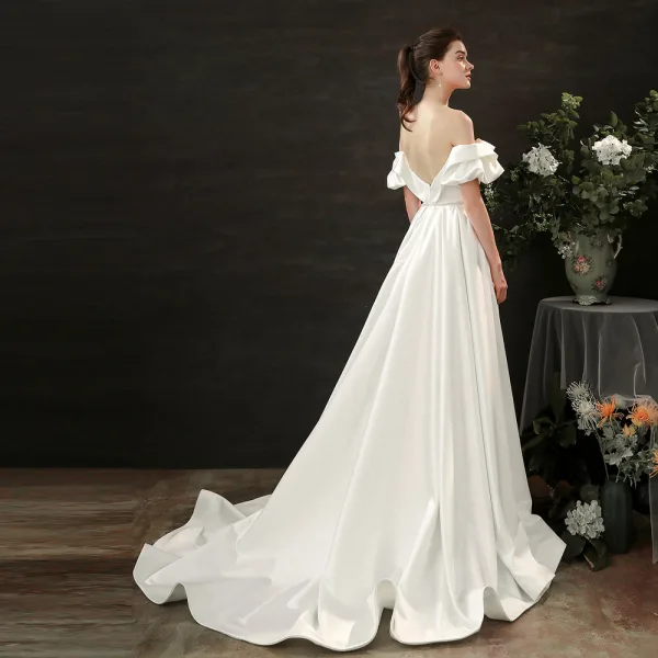 High End Ivory / Creme Satin Brautkleider / Hochzeitskleider 2021 A Linie Rüschen Off Shoulder Kurze Ärmel Rückenfreies Sweep / Pinsel Zug Hochzeit