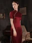 Chinesischer Stil Burgunderrot Satin Cheongsam 2021 Meerjungfrau Perle Stehkragen Kurze Ärmel Abend Lange Cheongsam
