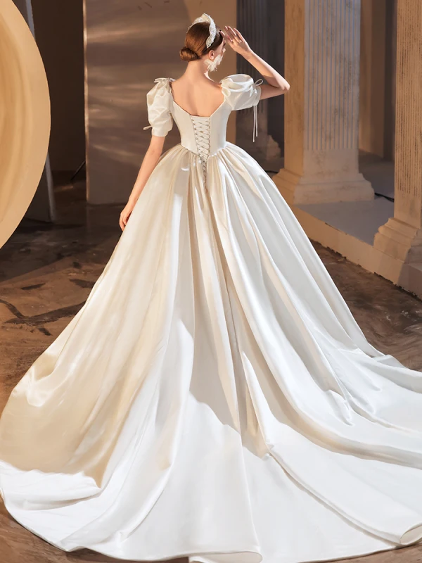 Elegant Elfenben Perle Satin Brudekjoler 2021 Ballkjole Firkantet Hals Puffy Korte Ermer Cathedral Train
