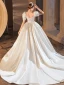 Elegant Elfenben Perle Satin Brudekjoler 2021 Ballkjole Firkantet Hals Puffy Korte Ermer Cathedral Train