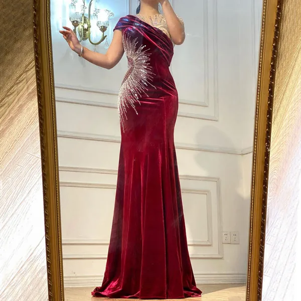 Haut de Gamme Bordeaux Daim Robe De Soirée 2021 Trompette / Sirène Encolure Dégagée Perlage Faux Diamant Paillettes Soirée Manches Courtes Train De Balayage Robe De Ceremonie