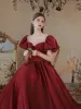 Élégant Bordeaux Satin Robe De Bal 2021 Princesse Perlage Gonflée Encolure Dégagée Manches Courtes Promo Longue Robe De Ceremonie