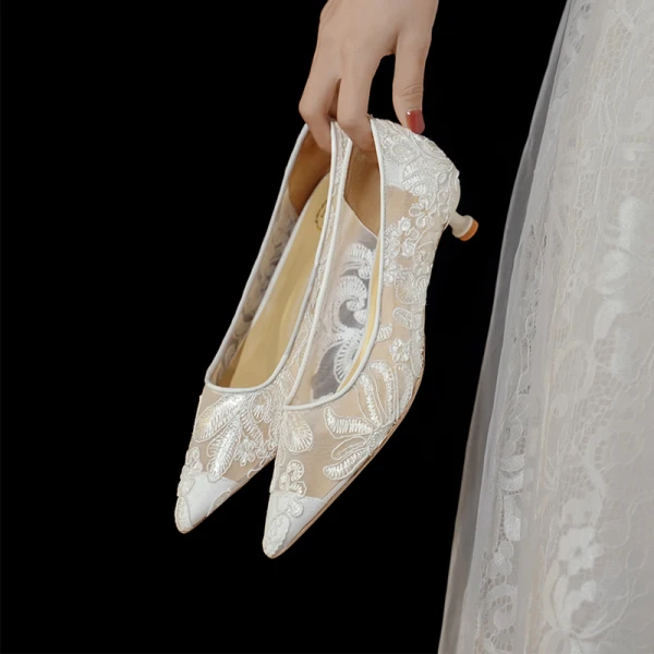 Elegant White Lace Flower Wedding Shoes 2021 3 cm Stiletto Heels Low Heel Pointed Toe Wedding Pumps High Heels