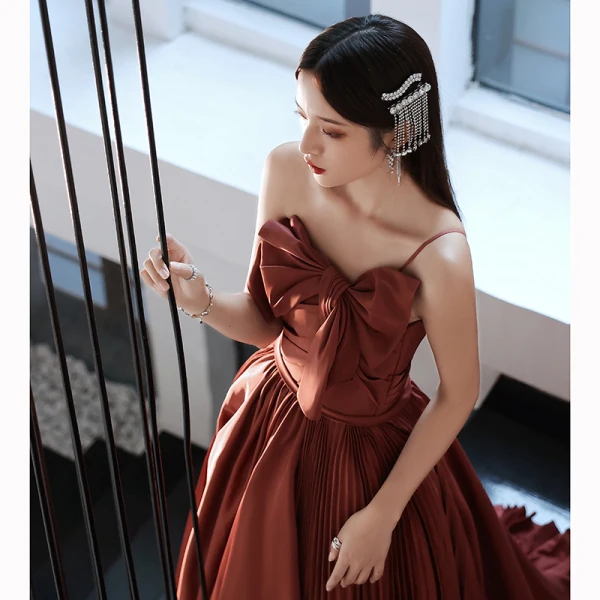 Charmant Café Satin Robe De Bal 2022 Princesse Bustier Noeud Sans Manches Dos Nu Train De Balayage Robe De Ceremonie