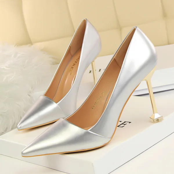 Schöne OL Ivory / Creme Pumps 2020 Lackleder 9 cm Stilettos Spitzschuh Pumps