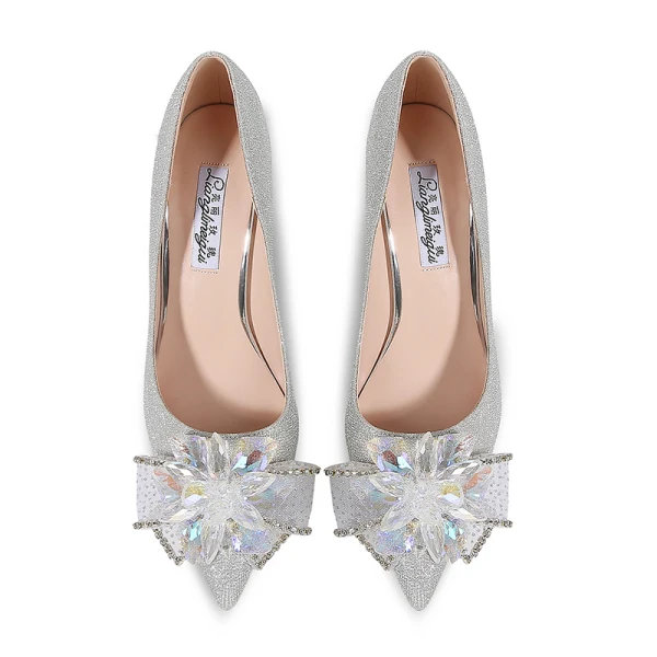 Charmant Silber Brautschuhe 2020 Pailletten Kristall Strass Schleife 9 cm Stilettos Spitzschuh Hochzeit Pumps
