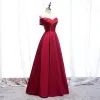 Elegante Burgunderrot Abendkleider 2020 A Linie Satin Off Shoulder Kurze Ärmel Rückenfreies Lange Festliche Kleider