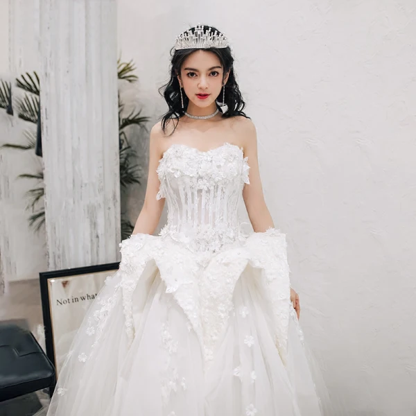 Fantastiske / Unike Elfenben Brudekjoler 2018 Ballkjole Blonder Blomst Appliques Rhinestone Kjæreste Ryggløse Uten Ermer Lange Bryllup